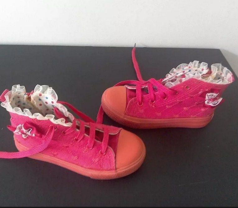 Încălțăminte sport (bascheți) cu fundițe pentru fetițe