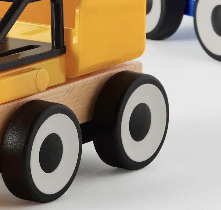 Машинки управялеиая с пульта молния маквин