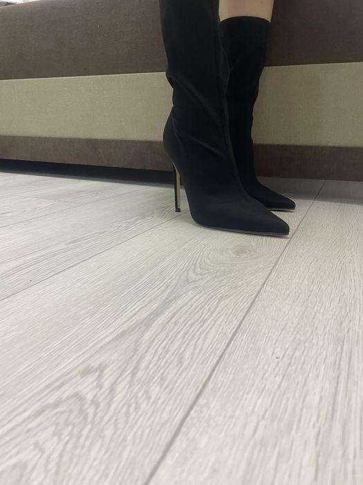 Черни боти с ток