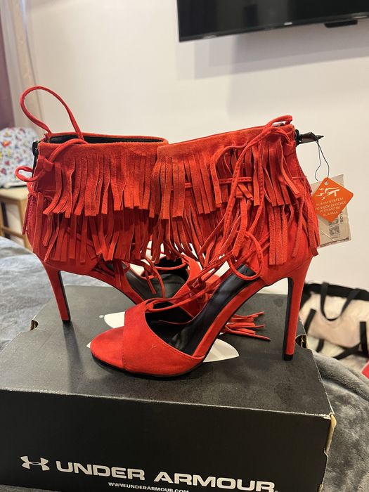 Сандали на висок ток