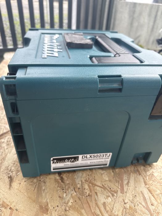 Vind  circular makita DHS680 complet la cutie