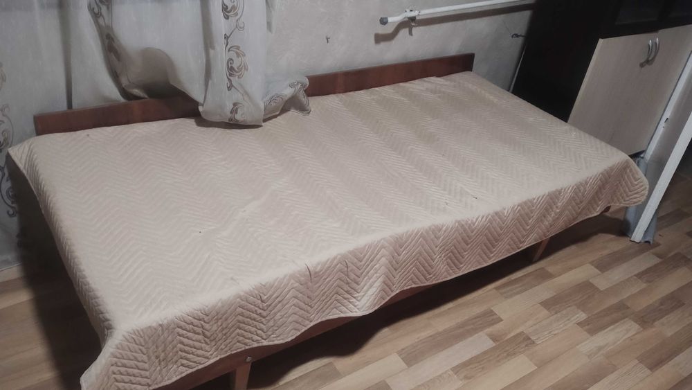 Подарявам 2 броя легла с пружина, маса , бюро