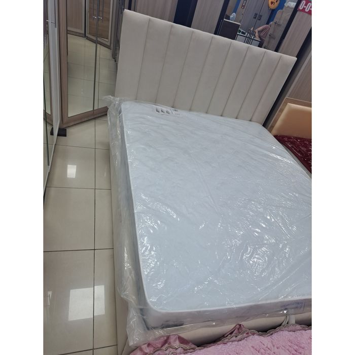 Новая кровать с матрасом