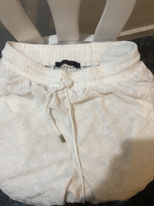 Vand pantaloni scurti LV