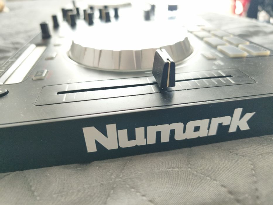 Numark Mixtrack Pro 3 DJ kontroller + táska és Ugreen RCA kábel Consolă DJ Numark Mixtrack Pro 3 + geantă de transport și cablu Ugreen