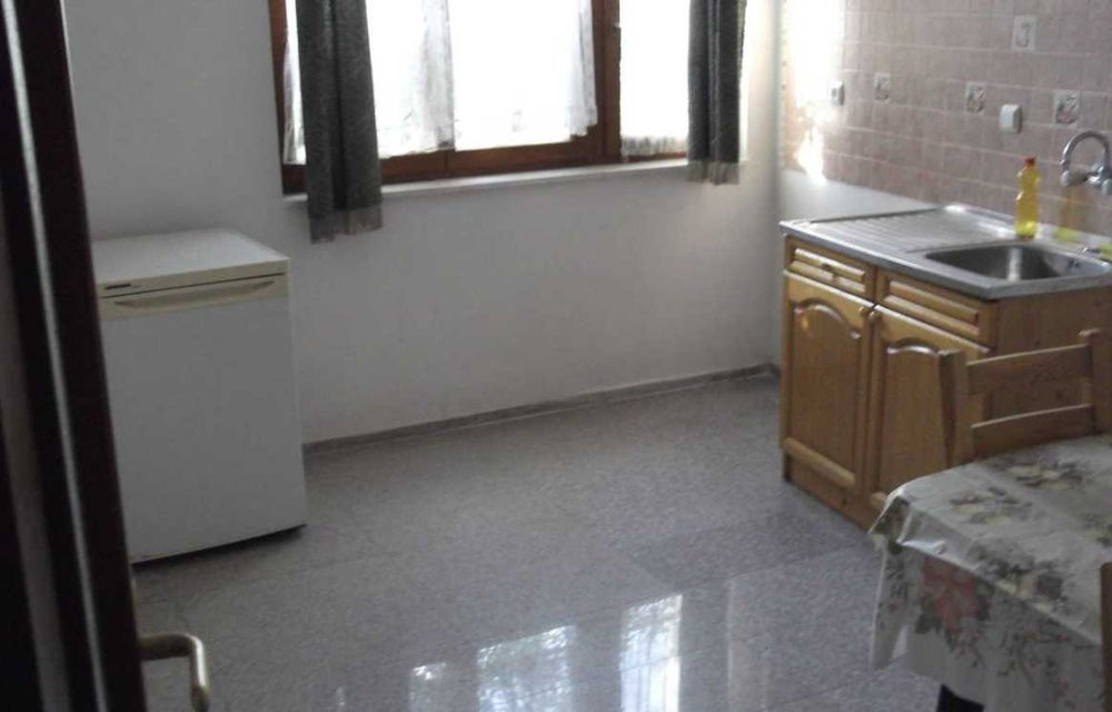 Дава се под наем Тристаен апартамент в Бургас, Център - 100 кв.м за 433.5 € - Снимка #4