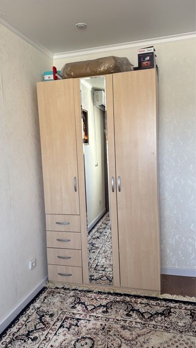 Ковры дорожка и шкаф