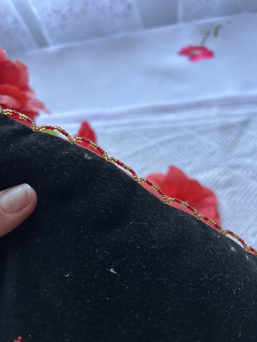 Perne traditionale cusute manual cu paiete si margele