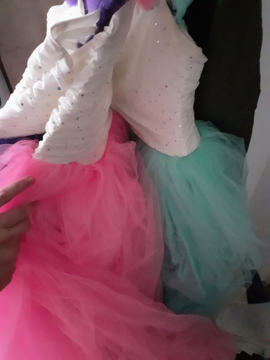 Vand 3 rochite superbe, identice, doar culoarea difera