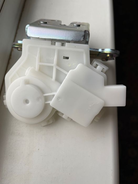 Замок багажника новый