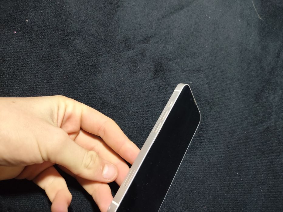 iPhone 13  este aproape că nou