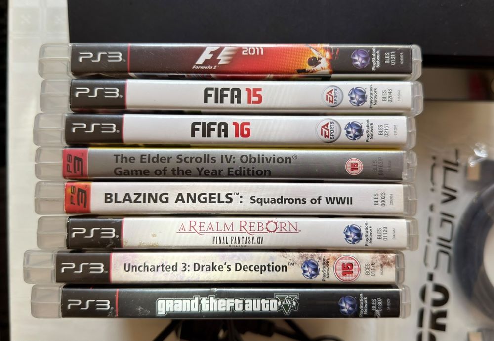 Consola PlayStation 3 Slim. Cu hard de 320 GB. + Maneta Originala + cablu Hdmi