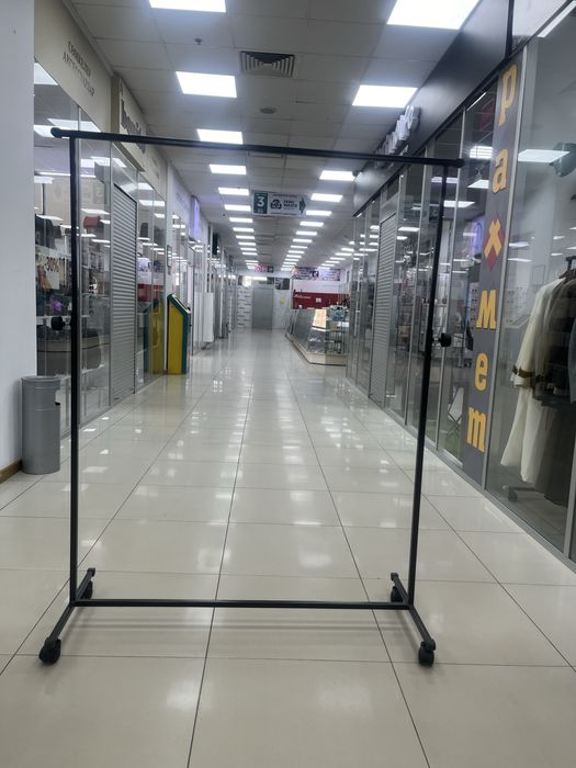 Вешелка чёрного цвета.