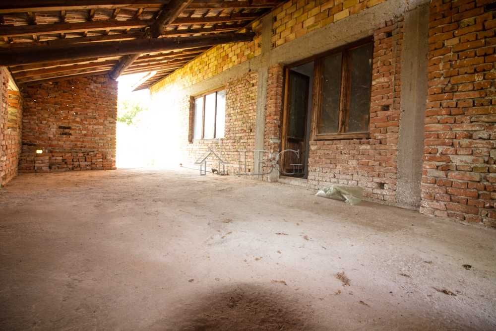 Новопостроена къща с 4 спални с гараж на 10 мин. с кола от Бяла