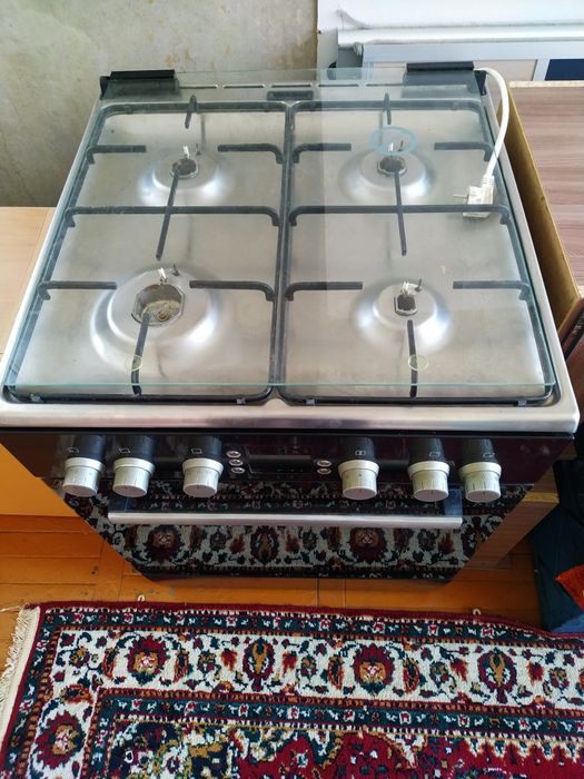 Газ плита , четырех комфортная.