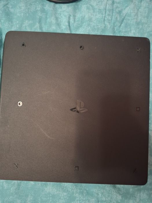 Ps4 slim+doua jocuri, 500gb, cablu HDMI, alimentare si USB. Fara controller.