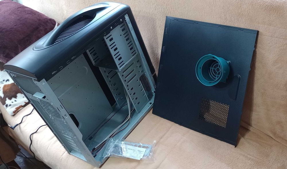 Carcasă PC Delux DLC-MF451 Midletower - NOUĂ / Nefolosită (fără sursă)