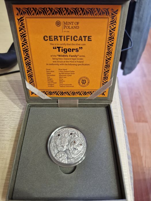 Монета серебро. Тигры.