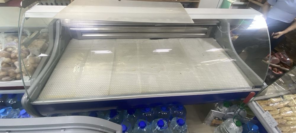 Продам холодильную витрину и стол