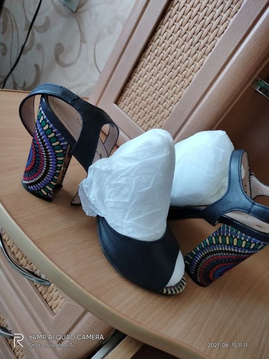 Продам босоножки, кожа