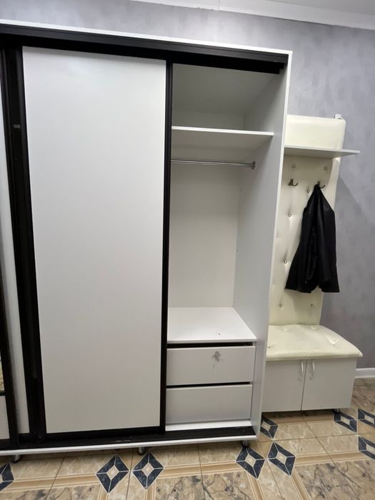 Шкаф для прихожей с вешалкой