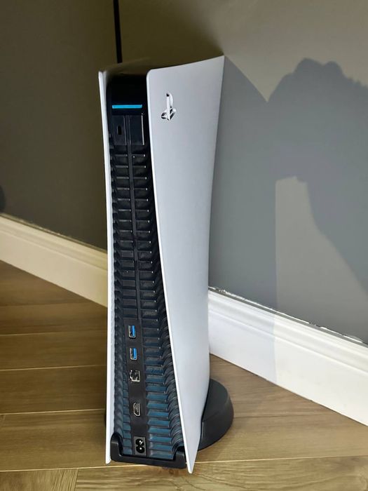 PlayStation 5 , два джостика и две игры