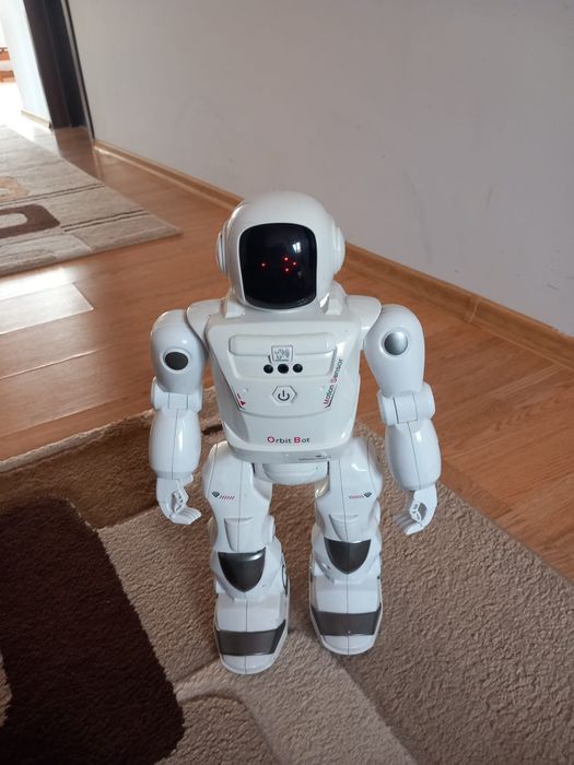 Roboti jucarie cu baterii