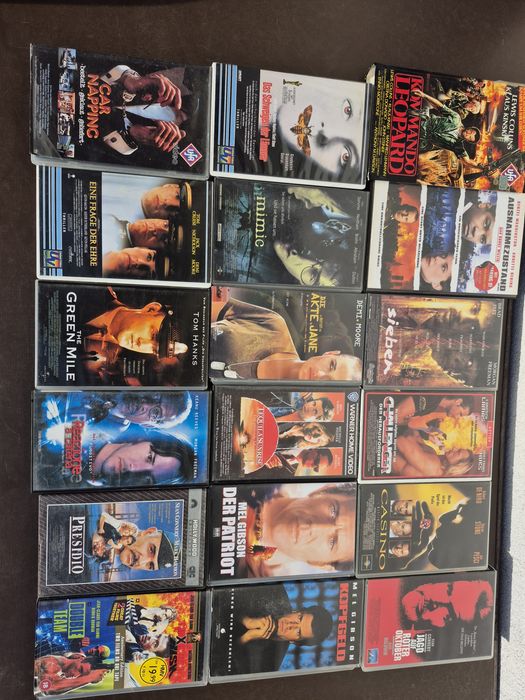 Vând 32 casete video VHS de 40-100 minute colectie filme Documentare military,Razboi, Actiune, Western