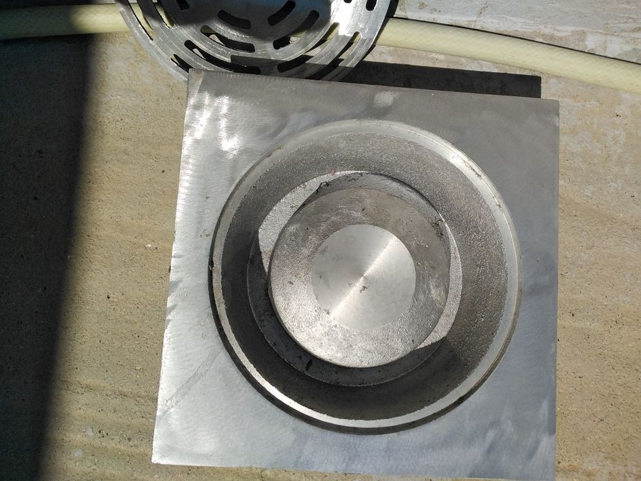 Два броя подови сифони