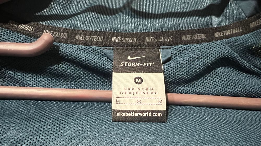 Nike горнище, супер състояние и модел на Найк. Размер:М