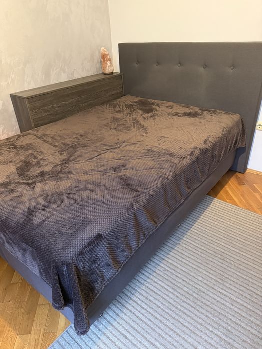 Спалня  с двоен матрак и топер.