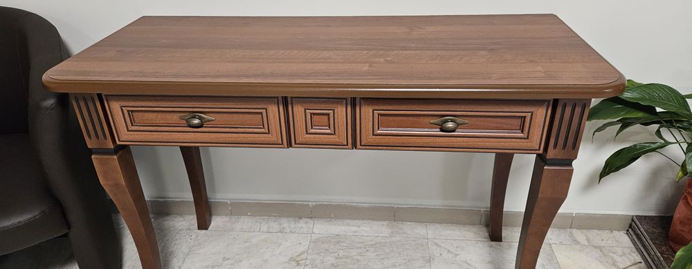 Маса с чекмеджета