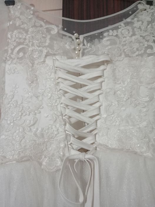 Продается белое платье.