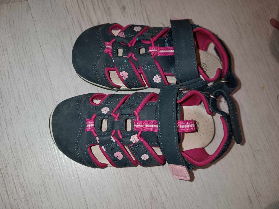 Детски.   Обувки