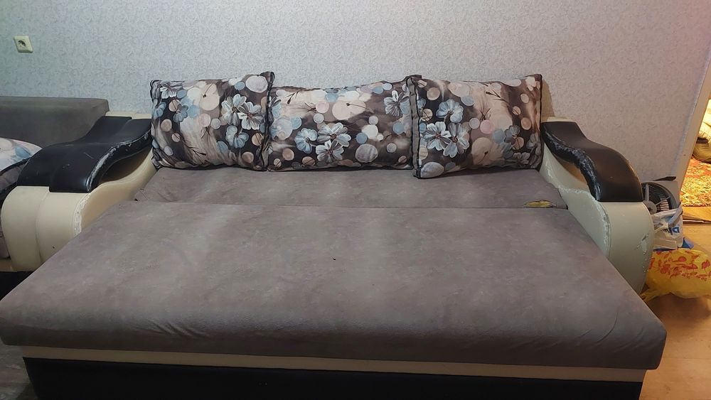 Диван и кресло с подушками