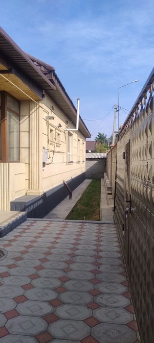 Продается недавно построенный дом в центре города