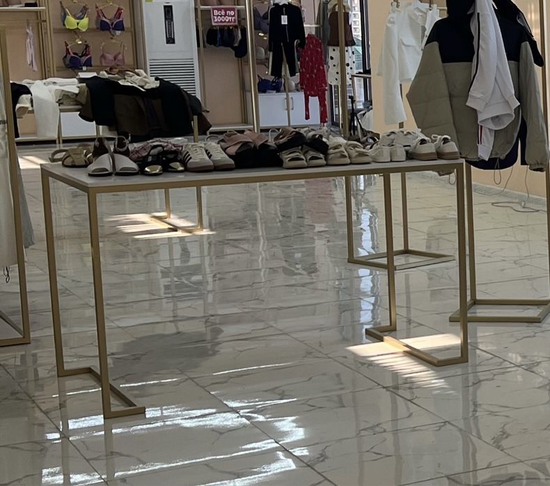 Подставка для одежды бутика