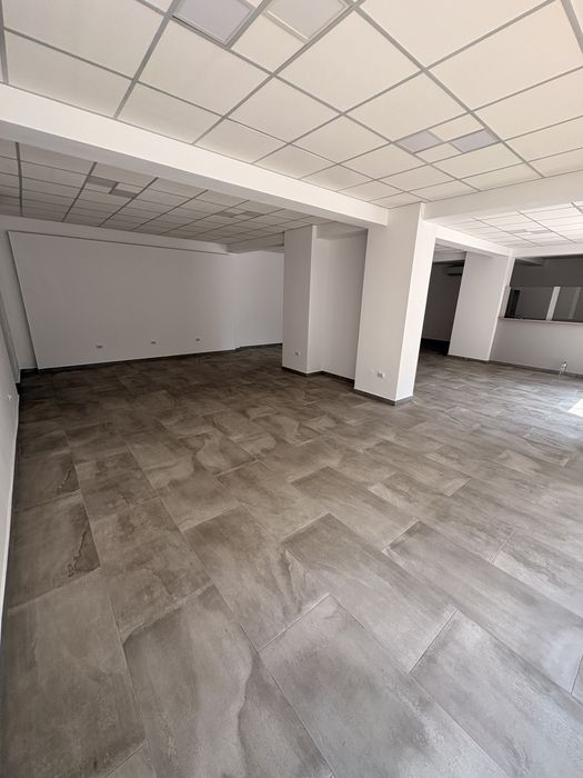 Inchiriez spatiul comercial de 130 de metrii+30 de metrii terasa in față. Acesta e situat langa White Tower, strada Lotus numarul 5, lotul 1 Constanta