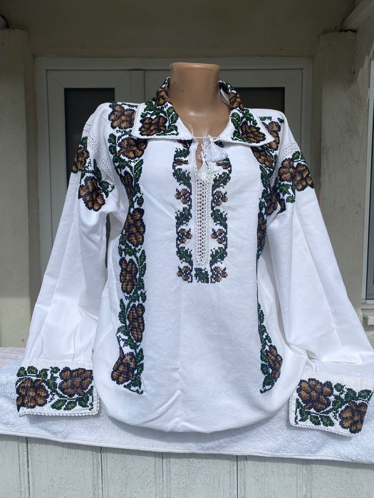 Cămăși tradiționale cusute manual cu mărgele