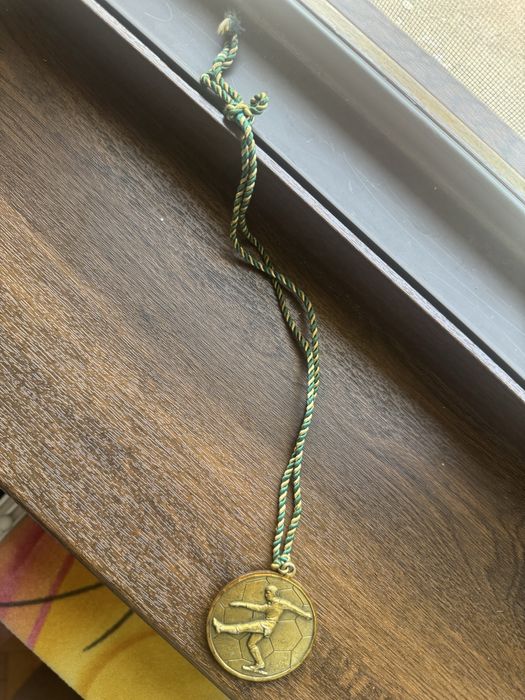 Медал, част от банкнота, банкнота и марки