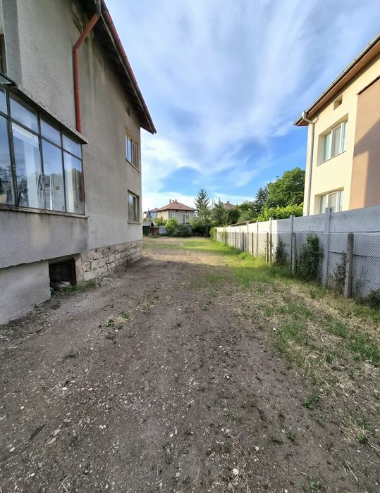 Къща с двор 886 кв. м. в гр. Костинброд