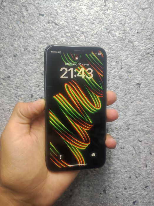 Iphone 11 orqasi faqat singan useleniy batarey qoyilgan feys bor
