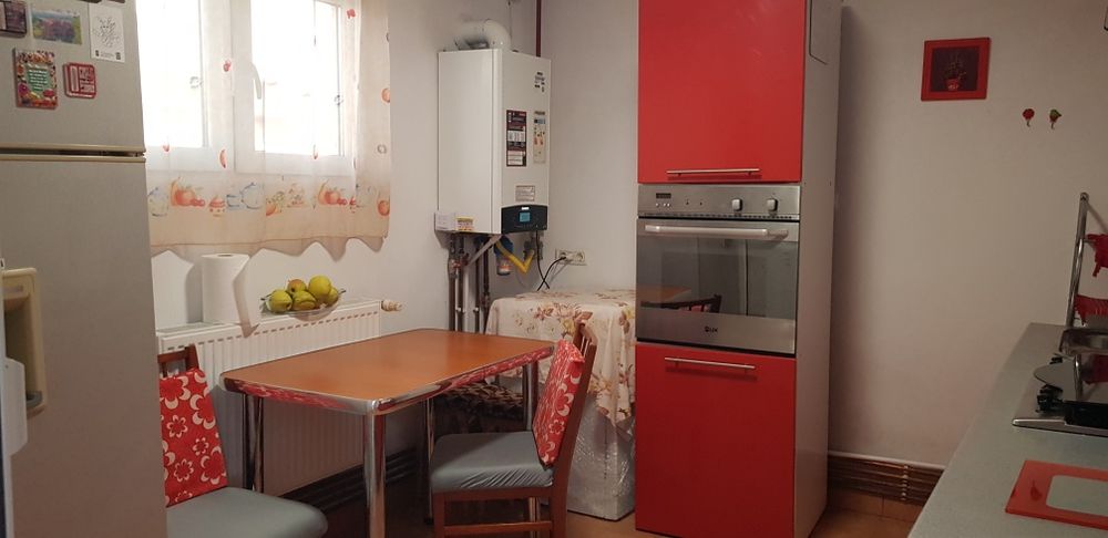 Inchiriere garsoniera decomandata la  casa cu curte  si garaj interior
