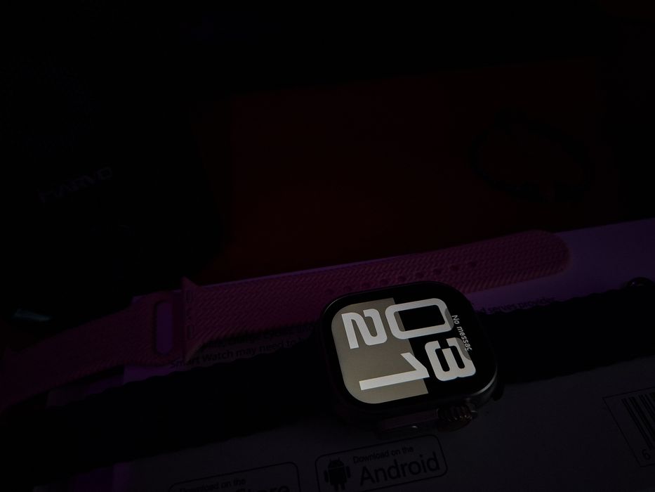 Smartwatch Ultra 49mm – Ecran mare, Curea Neagră + Curea Roz cadou, Ca Nou!