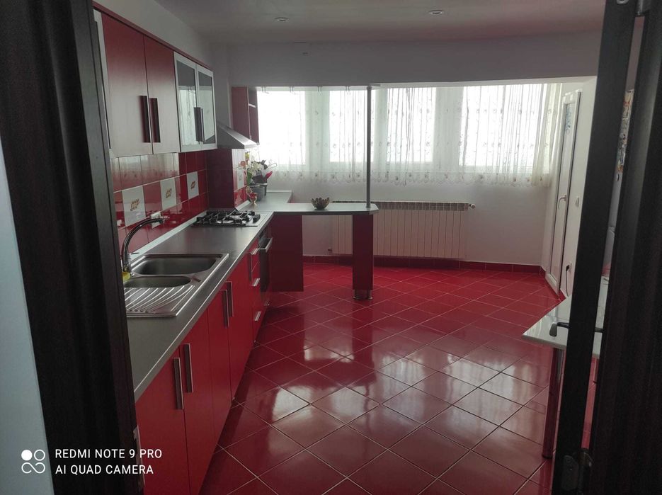 Închiriez apartament 3 camere