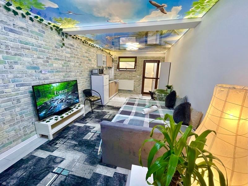 Garsoniera la curte&ciubar contracost regim hotelier