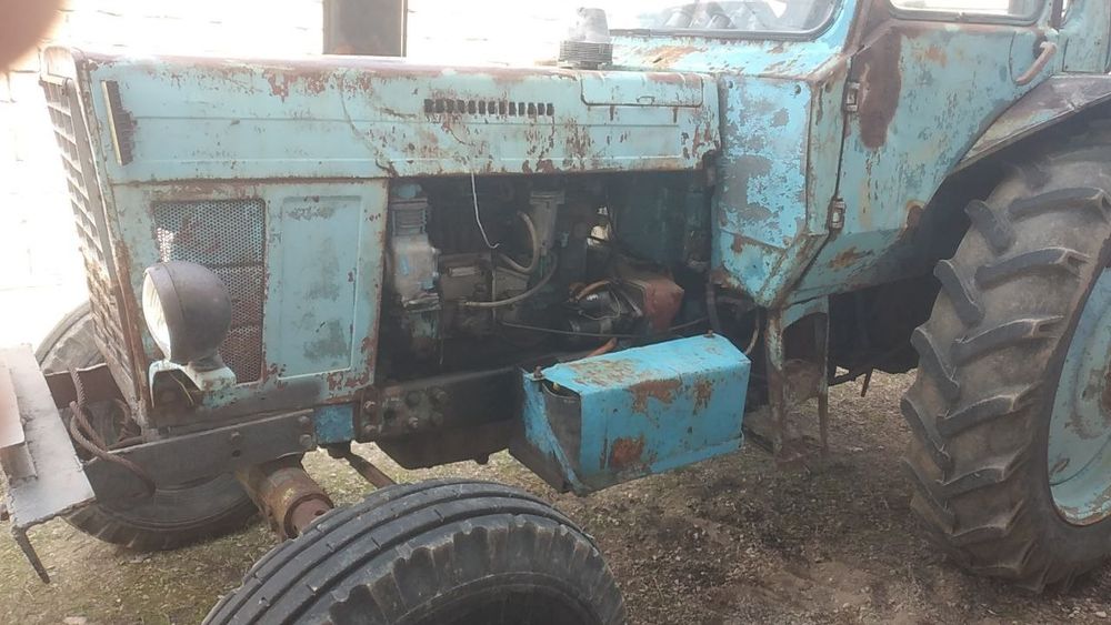 Traktor MTZ 80 sotiladi.