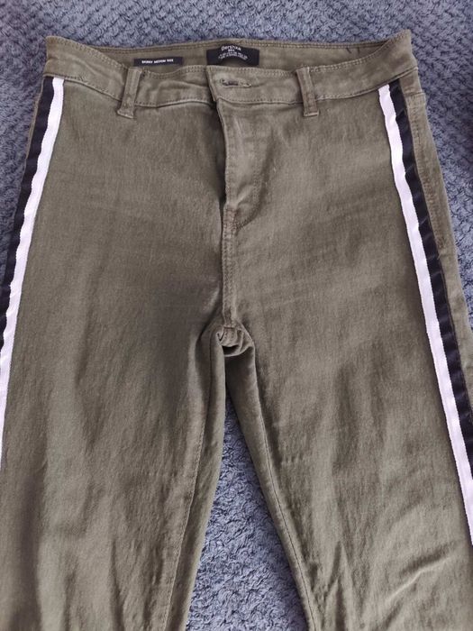 Дамски дънки цвят каки Bershka