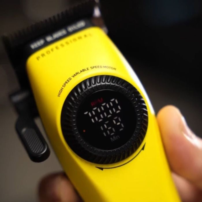 Професионална машинка за подстригване Kemei KM-1735 с безчетков мотор, 9000 об./мин., LCD дисплей и зарядна станция