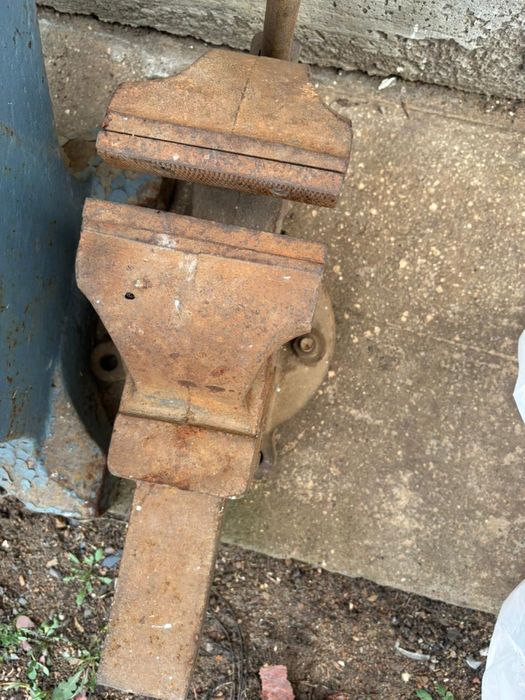 Продам тиски б/у